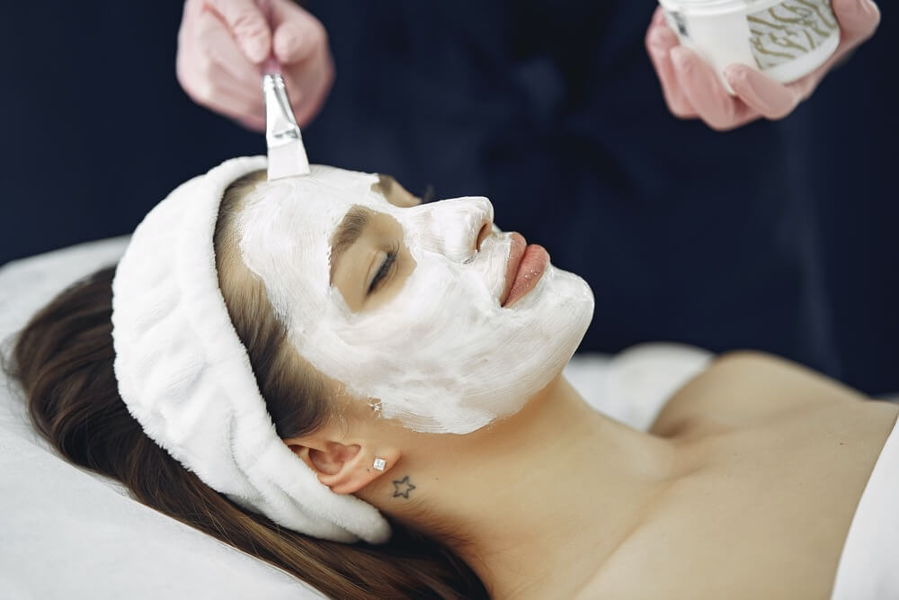 klasican tretman lica i postavljanje bijele maske na lice klijentice