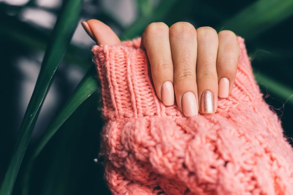 lakirani rozi nokti na rozom puloveru