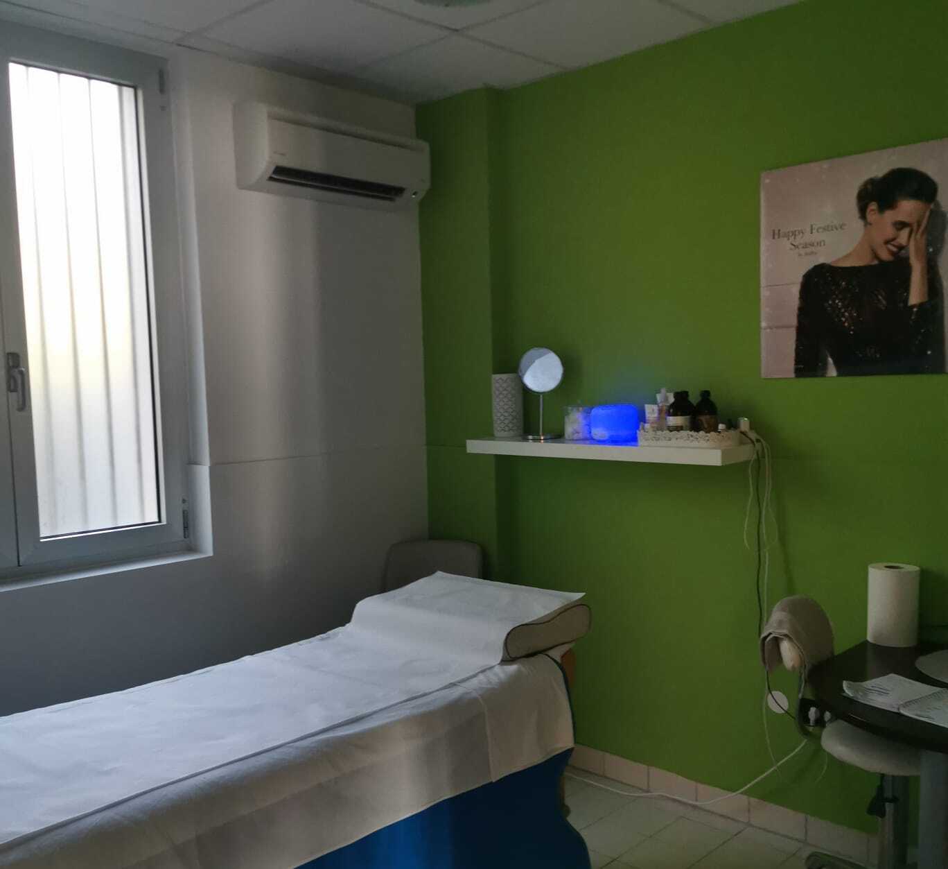 prostorija za masažu te slika na zelenom zidu