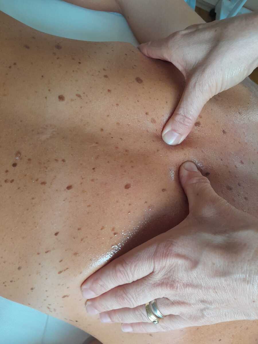 masaža leđa palčevima